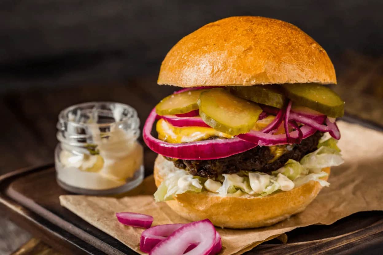 Odgrzej hamburgera w piekarniku: chrupiąca bułka, soczyste mięso!