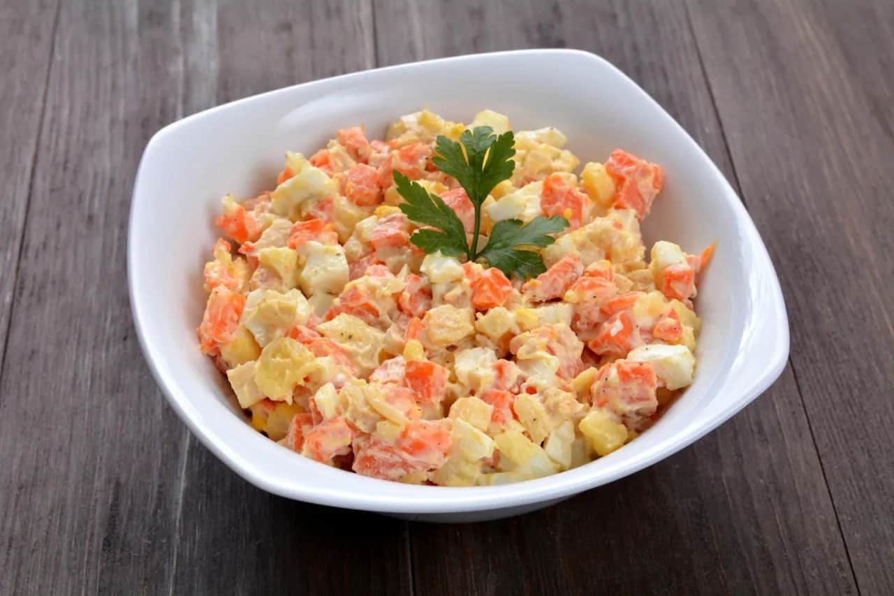 Ile kalorii ma sałatka jarzynowa? Odkryj sekrety wersji light