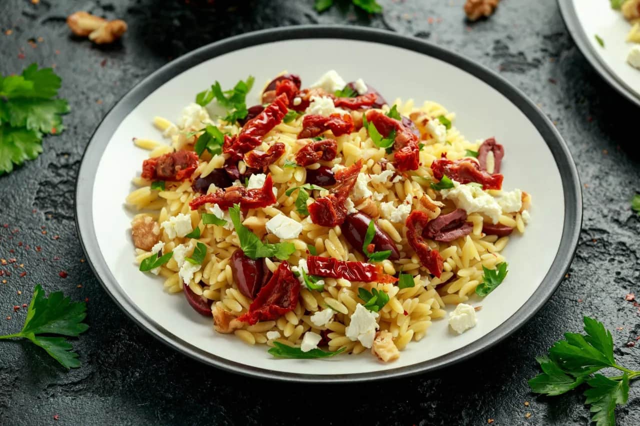 Idealna sałatka z orzo? Przepisy, jak ugotować i uniknąć wpadek!