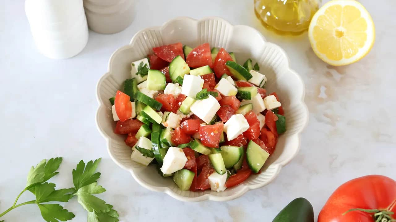 Perfekcyjny pomidor w sałatce: jak kroić, by nie był wodnisty?