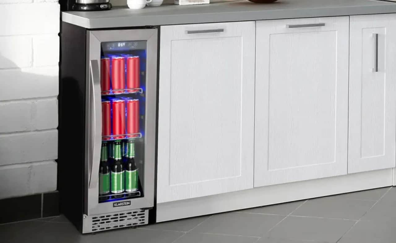 Mała lodówka na napoje: Jak wybrać idealną? Poradnik