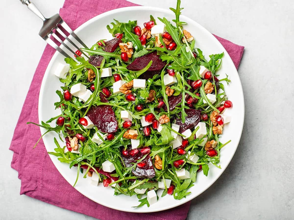 Przepisy na sałatki imprezowe: Szybkie, efektowne, bez majonezu!