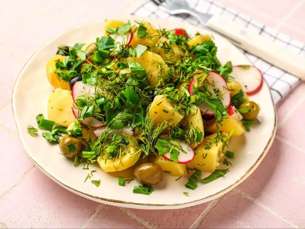 Sałatka ziemniaczana: jak zrobić idealną? Przepis i triki mistrza