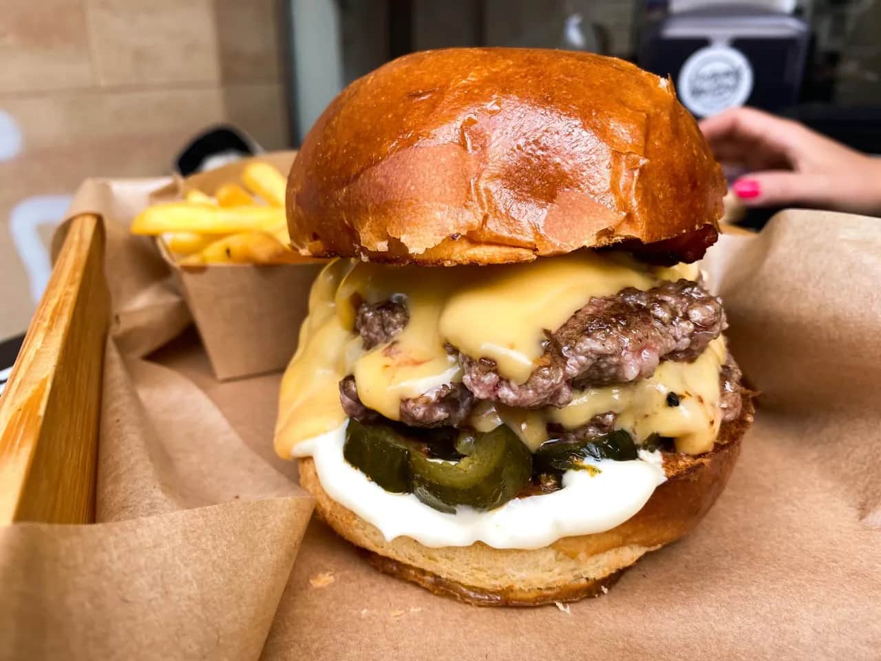 Idealny burger w domu: soczysty i chrupiący. Lepszy niż z knajpy!